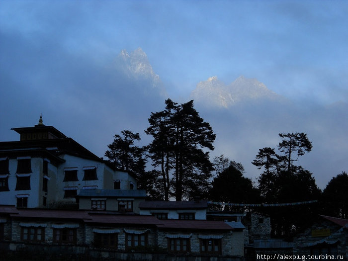 Призрачное золото вершин над Тенгбоче. Утро, рассвет. Непал