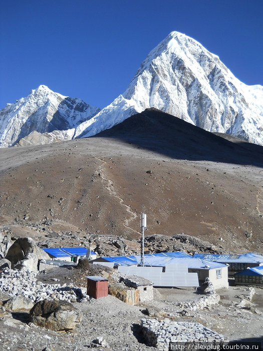 Поселок Горак Шеп. В тени — Кала Паттар. Белая — Пумо Ри. Непал