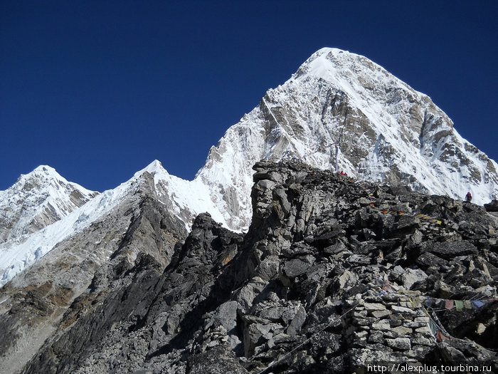 Вершина Кала Паттар на фоне Пумо Ри. Непал