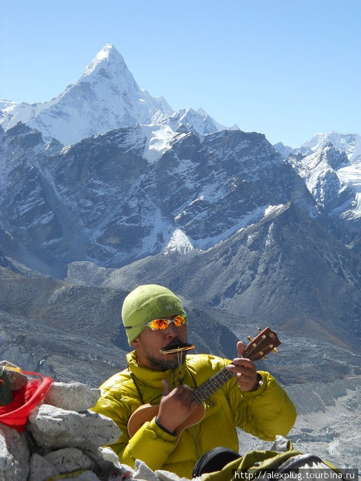 Гид испанских треккеров (шерпа) затащил на Кала Паттар музыку и устроил маленький концерт... Непал