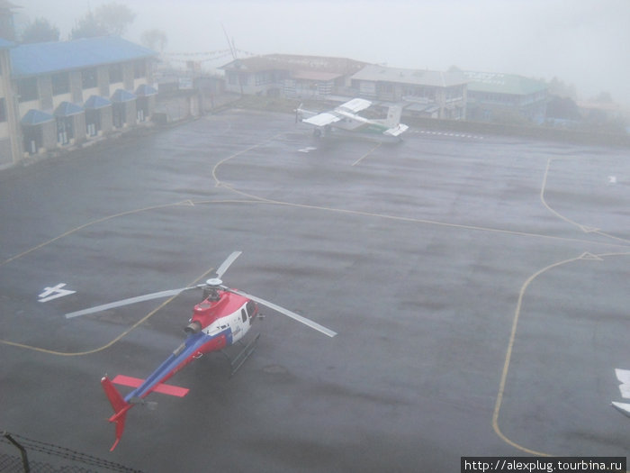 На Луклу опустился туман. Аэропорт закрыт, треккеры пьют чанг... Непал