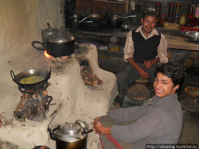 Непальская кухня-кулинария. Тут готовят пищу для местного кафе. Я покупал тимбур (адская приправа, вроде перца). Непал