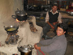 Непальская кухня-кулинария. Тут готовят пищу для местного кафе. Я покупал тимбур (адская приправа, вроде перца).