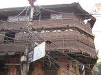 Резьба по дереву в Непале — поражает. Отсутсвие единого плана электрификации — тоже.