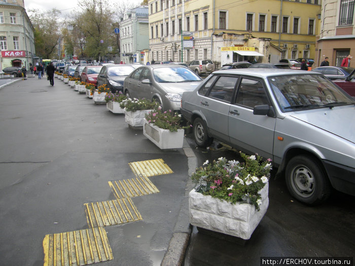 Парковка авто на Новой Басманной. Москва, Россия