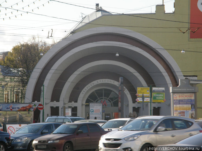 Вход в метро Красные ворота, с внутренней стороны Садового кольца. Москва, Россия