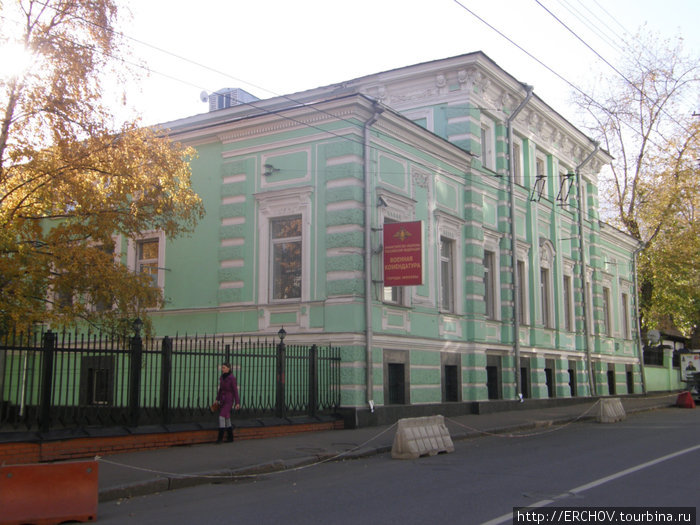 Правая сторона Новой Басанной улицы. Москва, Россия