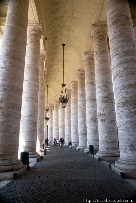 Колоннада Бернини опоясывает почти всю площадь Святого Петра Рим, Италия