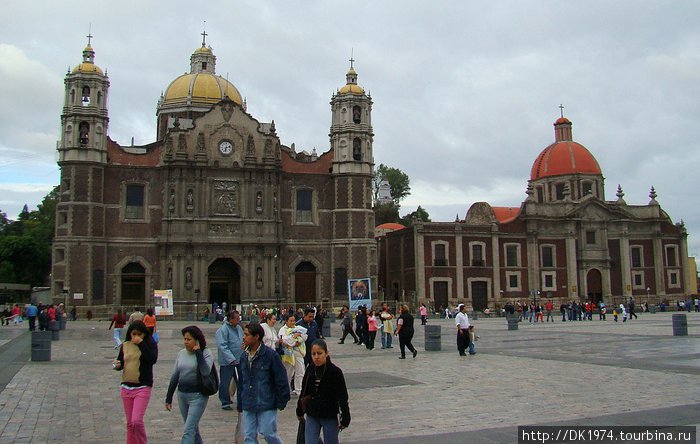 справа старое здание Базилики св.Марии Мехико, Мексика