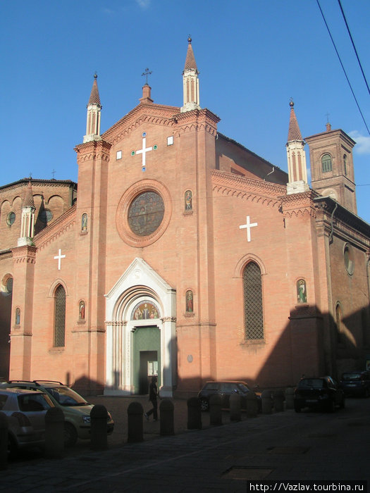 Вид на церковь. Обратите внимание, что колокольня разнится с основным зданием Болонья, Италия