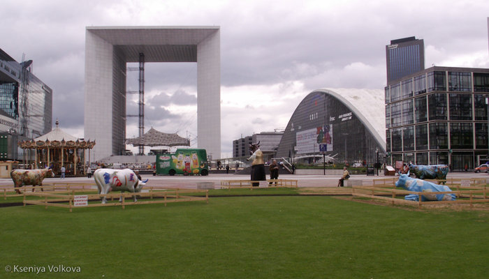 современная Триумфальная Арка — большая арка Дефанс
