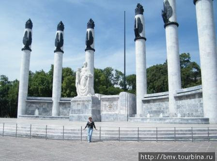 Памятник в парке. Мехико, Мексика