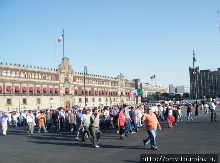 Демонстрация футбольных фанатов на фоне президентского дворца. Мехико, Мексика