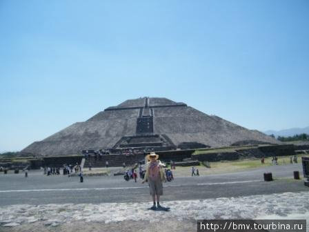Пирамида солнца в Теотиукане. Мехико, Мексика