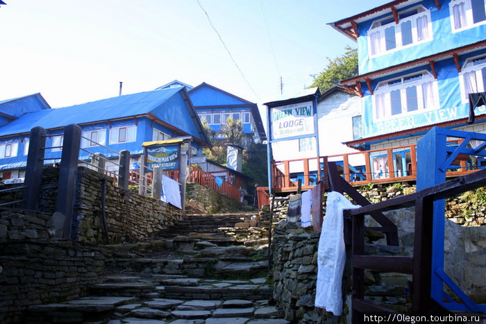 В деревню на горе за видами Зона Дхавалагири, Непал