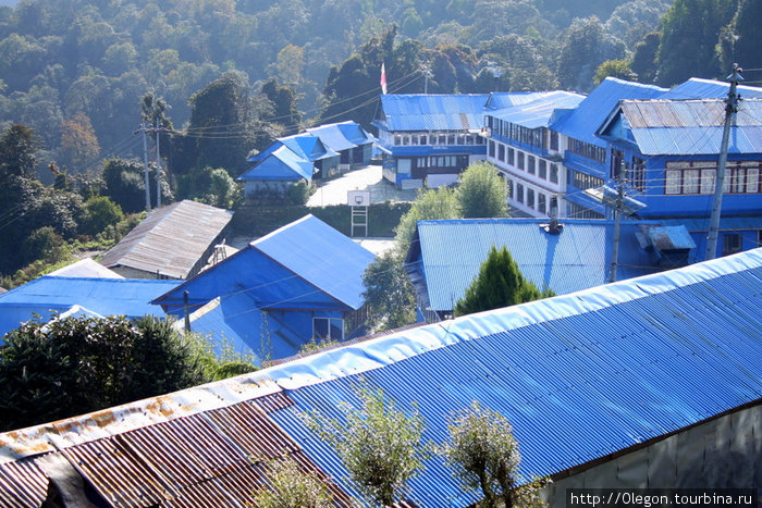 С высоты на синие крыши Зона Дхавалагири, Непал