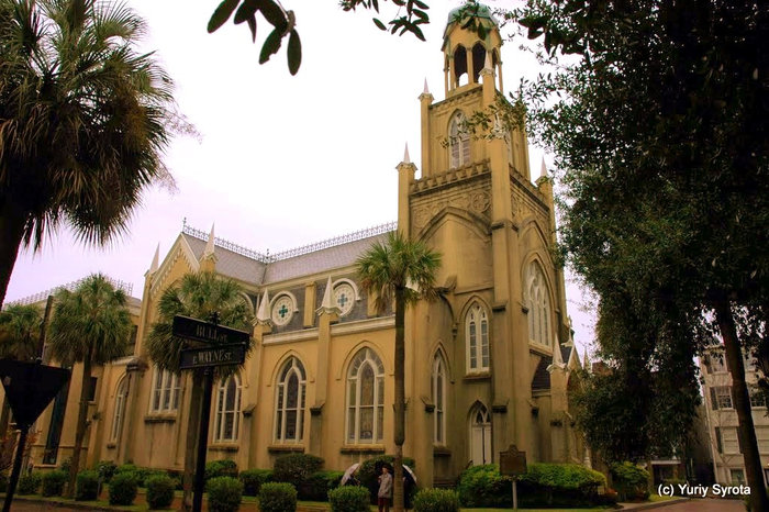 Это Mikveh Israel synagogue — одна из старейших синагог в США. Саванна, CША