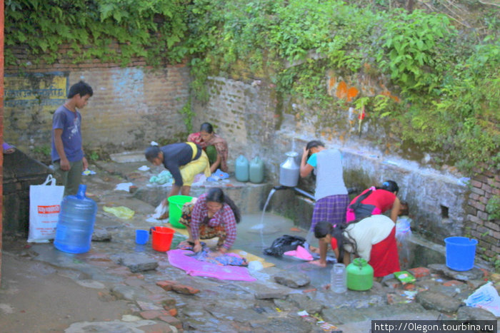 Банный день, помывка в святых водах храма Тансен, Непал