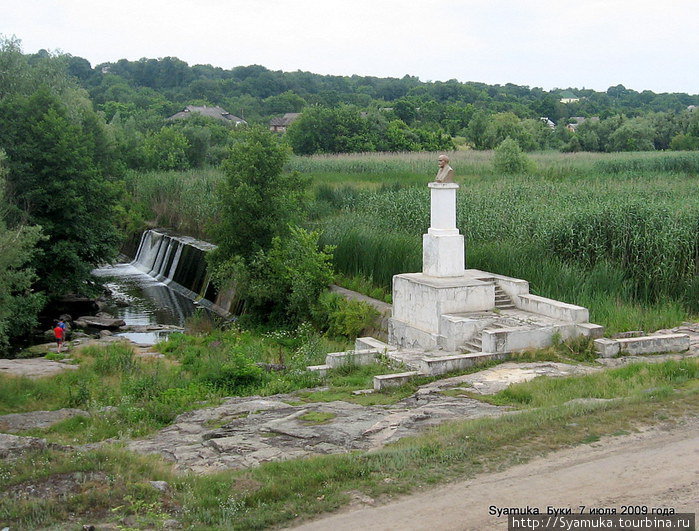 Рядом с плотиной был воздвигнут памятник В. И. Ленину. Маньковка, Украина