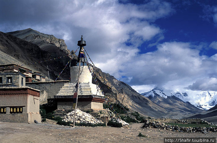 Полуразрушенный самый высокогорный в мире монастырь Ронгбук (5100м), в паре километров от базового лагеря. Сакья, Китай