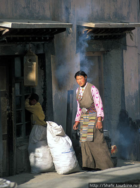 Тибетская женщина в городке Сакья. Сакья, Китай