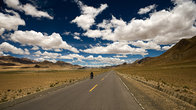 Сейчас хайвей выглядит совершенно иначе и типичные для Тибета путешествия в сотни километров и на мотоцикле вполне комфортны.