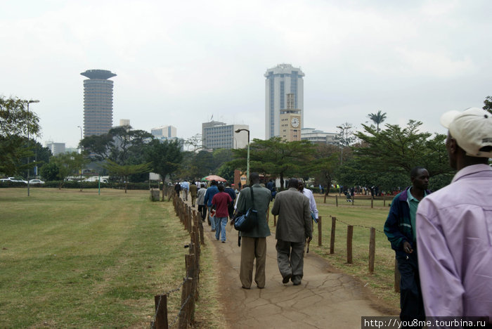 по дорожке в парке Найроби, Кения