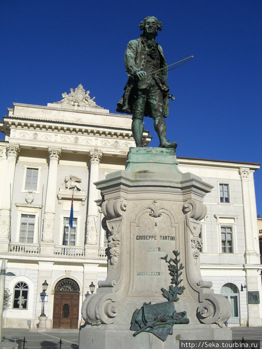 Памятник Тартини на одноименной площади Пиран, Словения