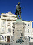 Памятник Тартини на одноименной площади