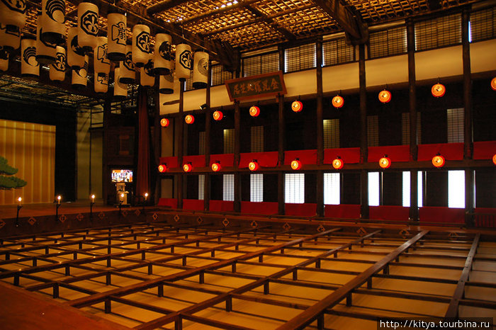 Это первое, что видит входящий в зал. Пространство, расчерченное прямоугольниками — партер, каждая секция — сиденье. Котохира, Япония