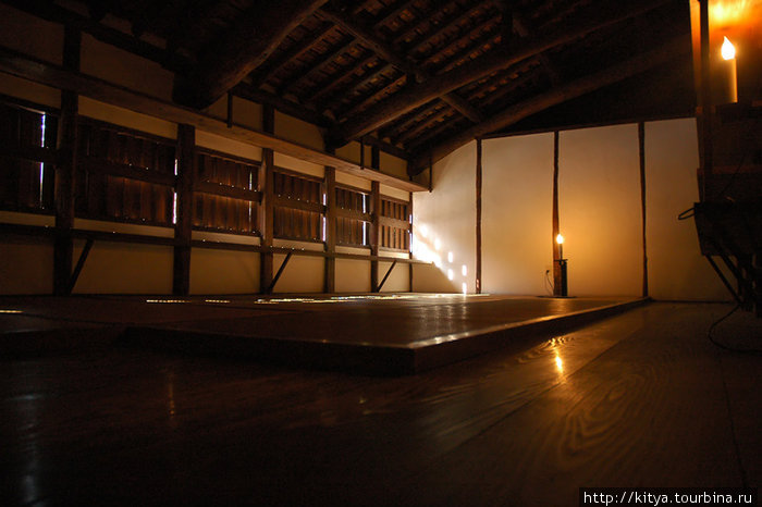 За сценой расположены комнаты для актёров. Котохира, Япония