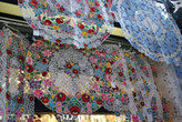 Знаменитые венгерские вышивки: напоминают кружево ришелье, только с вкраплением ярких цветовых сочетаний, символизирующих жизнь, любовь, землю, небо и т.д.