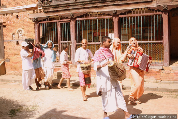 Кришнаит с гармошкой Зона Багмати, Непал