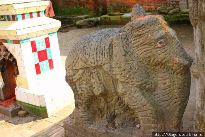 Слон с недорезанной резьбой Зона Багмати, Непал