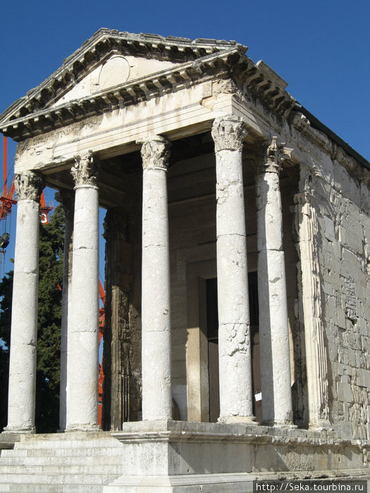 Храм Августа Пула, Хорватия