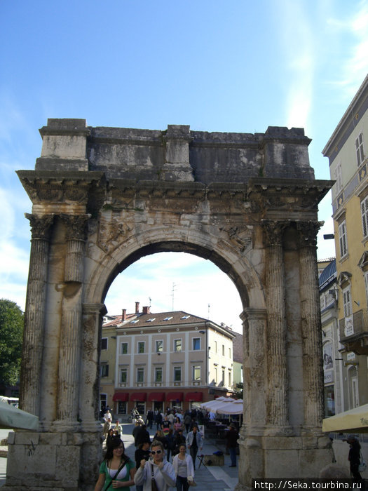 Триумфальная арка Сергиуса Пула, Хорватия
