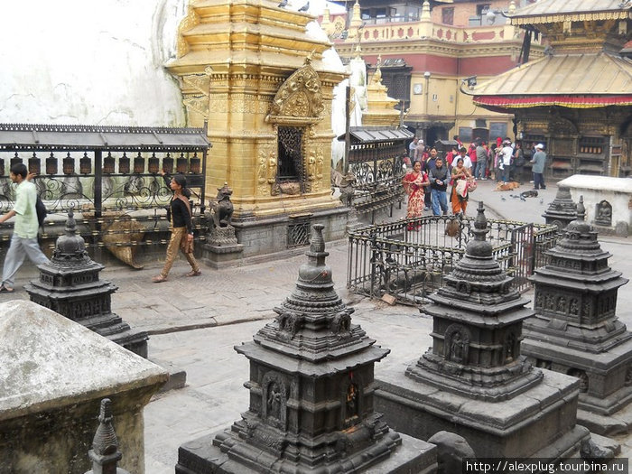 Молиться по непальски — просто и полезно для ног. Катманду, Непал