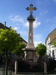 Крест в центре площади