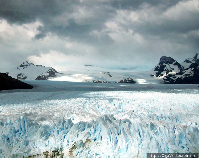 Ледник спускается с гор, виднеющихся вдали Лос-Гласьярес Национальный парк, Аргентина