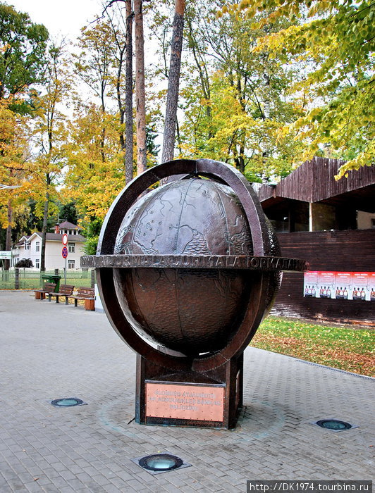 Глобус Юрмала — cамый большой глобус в Латвии. Вечером на глобусе на месте столиц зажигаются лампочки. Юрмала, Латвия