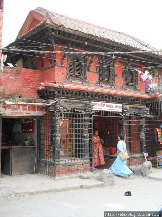 Один из буддистских храмов. Вид с улицы. Катманду, Непал