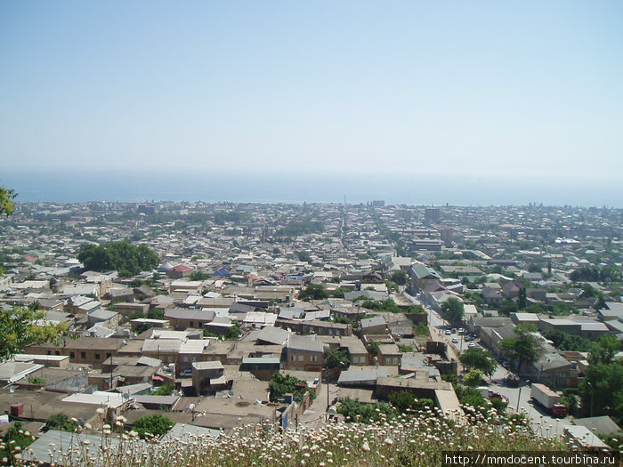 вид на город от входа в цитадель Дербент, Россия