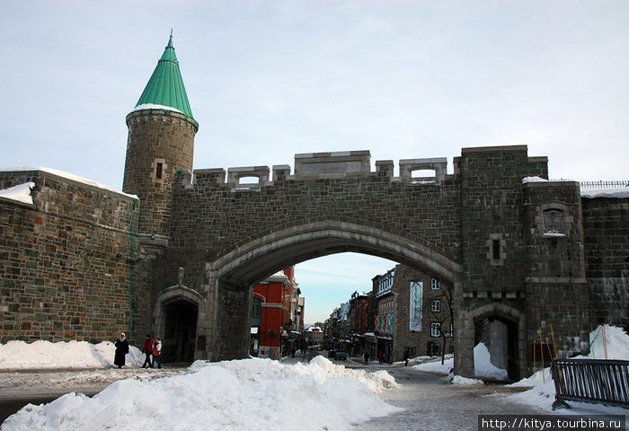 Одни из ворот старого города Квебек, Канада