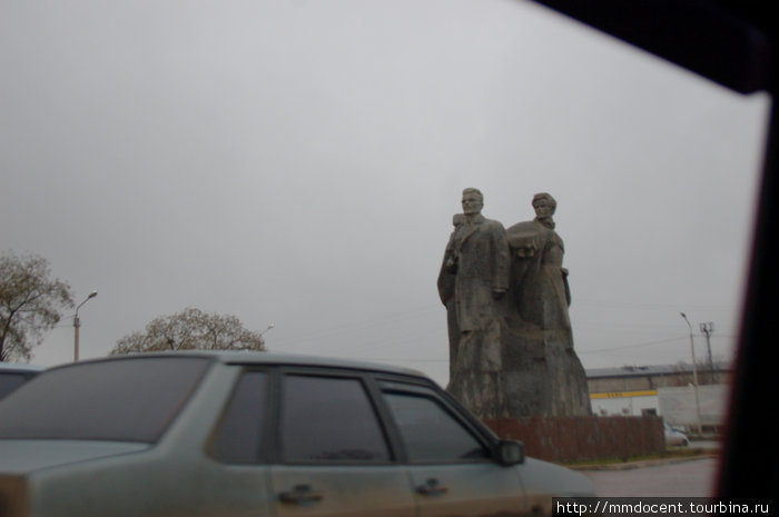 памятник дружбы русских, ингушей и чеченцев (в народе — памятник 