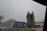 памятник дружбы русских, ингушей и чеченцев (в народе — памятник трех дураков)