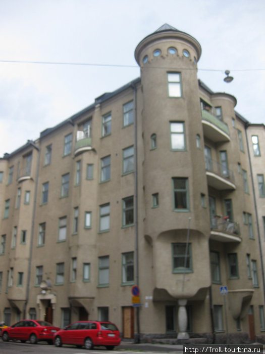 Еще один вариант, с фонарями на углу и по фасадам и даже изящной ножкой в центре Хельсинки, Финляндия