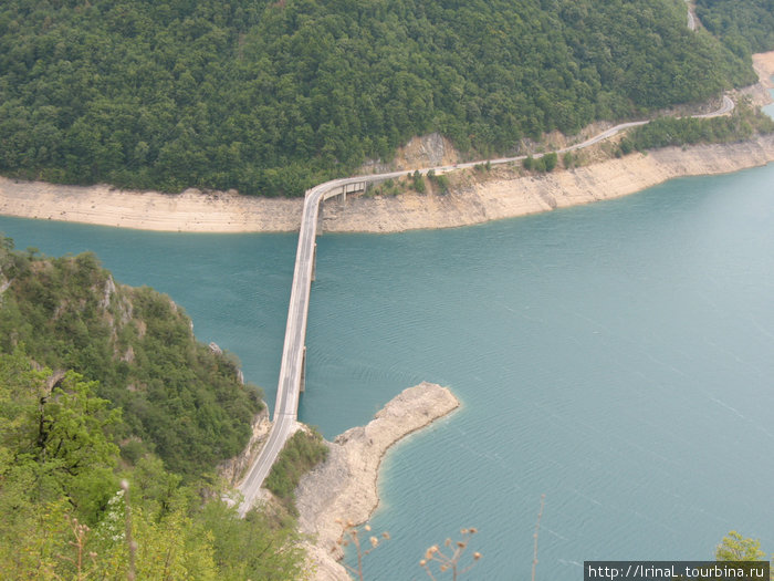 мост через озеро Черногория