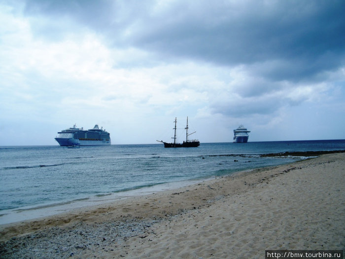 Круизные корабли на рейде острова Гранд Кайман. Майами, CША