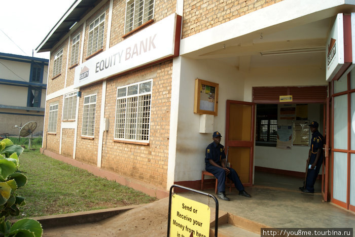охранники у банка Хойма, Уганда