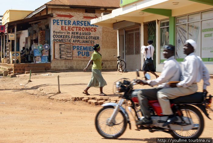 мотоцикл-такси бода-бода и женщины Хойма, Уганда